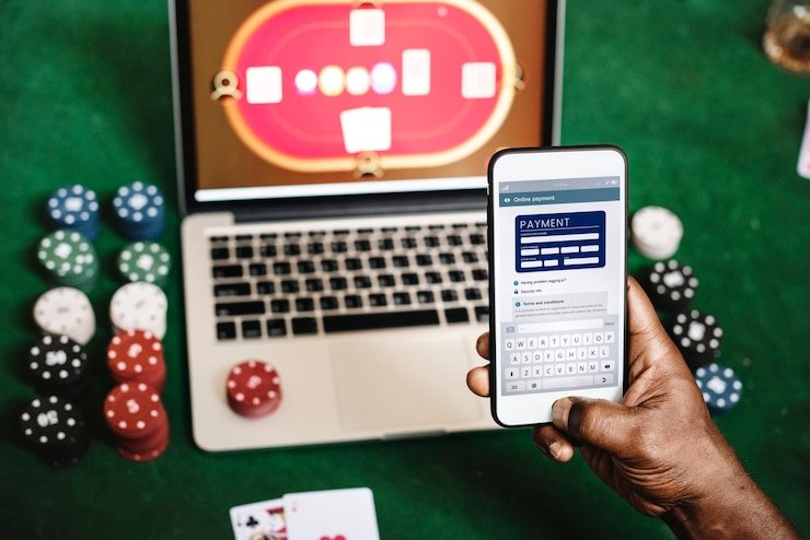 Layar permainan Ikan Jackpot pop 303 menampilkan ikan-ikan berwarna bersinar di air dengan sistem skor real-time di atas